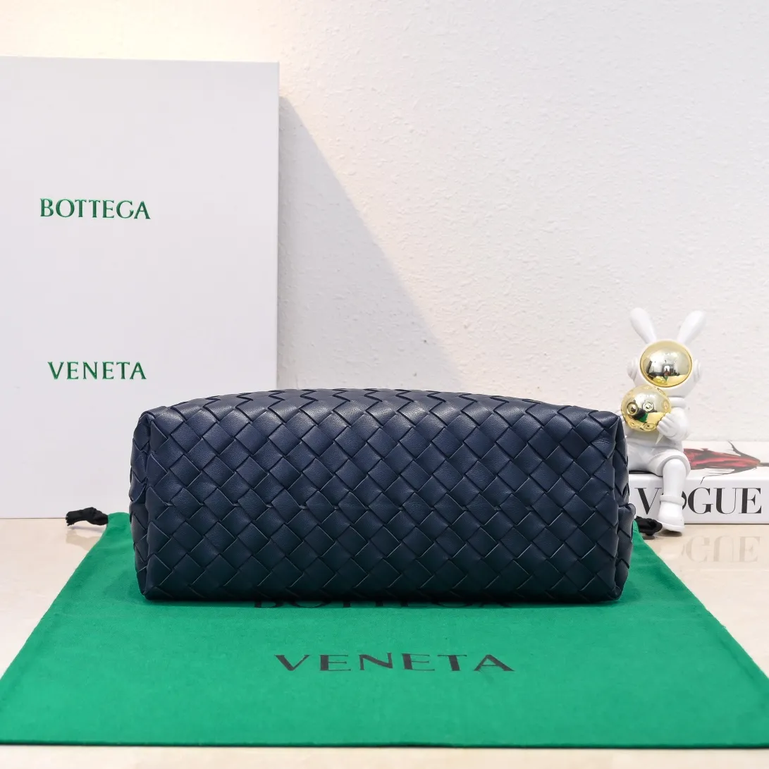 Batch 2460 BOTTEGA VENETA 2024 spring and summer new small ANDIAMO chain bag is also available! 🔥🔥I believe many friends have been waiting for a long time. The metallic chain adds a touch of sophistication to the original softness and elegance of Andiamo. The collision of classic craftsmanship and elegance creates a different kind of beauty. Style number: 6009 Size: 32*24*12cm